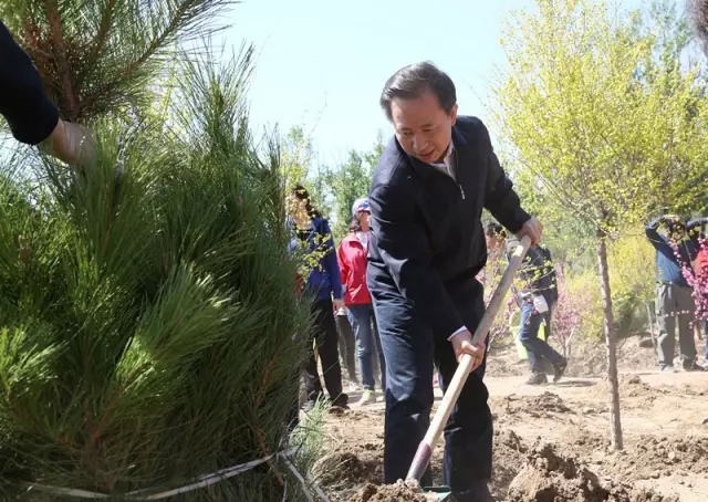 我省教育系統(tǒng)舉行“我為增綠減霾植棵樹(shù)”義務(wù)植樹(shù)活動(dòng)